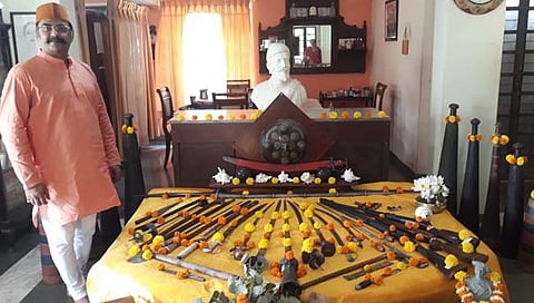 शस्त्र पूजेची परंपरा गेली ३२१ वर्ष आंग्रे घराण्यात आजही अबाधित असल्याची माहिती सरखेल कान्हाेजी राजे आंग्रे यांच्या नवव्या पिढीचे वंशज रघुजीराजे आंग्रे यांनी खास दैनिक पुढारीशी बाेलताना दिली