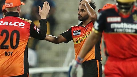 Bangalore vs Hyderabad : भुवनेश्वरने अखेरच्या षटकात डिव्हिलियर्सला रोखले