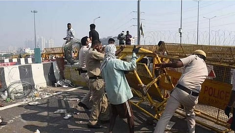 farmer protest : गाझीपूर सीमेवरील अडथळे पोलिसांनी केले दूर