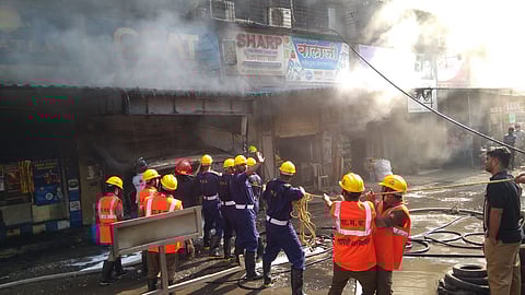 ठाण्यात टायरच्या दुकानाला भीषण आग; कोणतीही जीवितहानी नाही…