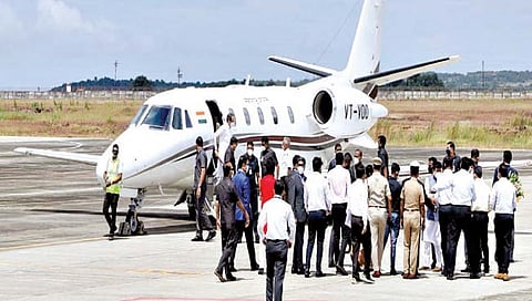 विमानाचे ऐतिहासिक लॅण्डिंग...जुगलबंदी आणि ‘तिखट’ पेढा!
