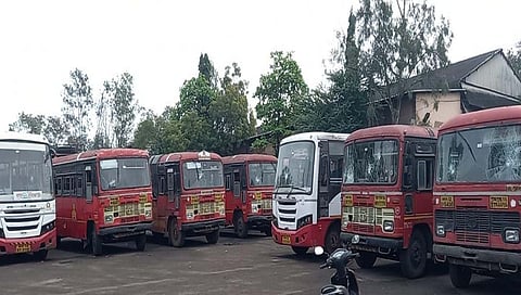 Ichalkaranji Crime : इचलकरंजीतील शहापूर बसस्थानकावर दगडफेक, ८ बसेस फोडल्या