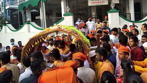 रोहा ग्रामदैवत श्री धावीर महाराज यांच्या उत्सवाला सुरुवात; सशस्त्र पोलीस दलाची मानवंदना