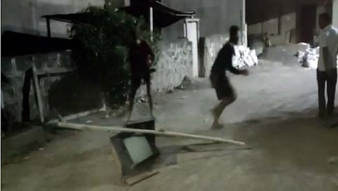 भारताच्या पराभव जिव्हारी; इस्‍लामपूरमध्‍ये तरुणांनी रस्‍त्‍यावर फाेडला टीव्ही