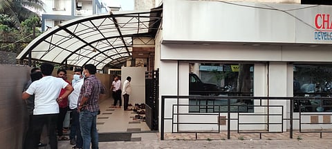 पिंपरी चिंचवडमध्ये आमदार बंधूंच्या कार्यालयावर फेकले रॉकेल बॉम्ब