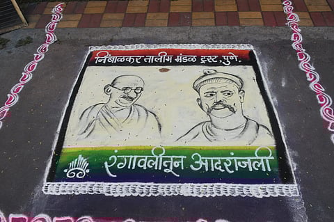 पुणे सदाशिव पेठ : रंगावलीतून स्वातंत्र्य लढ्यातील नेत्यांना आदरांजली