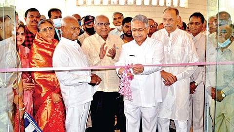 डॉ. प्रतापसिंह जाधव यांच्या हस्ते निसर्ग चित्र प्रदर्शनाचे उद्घाटन