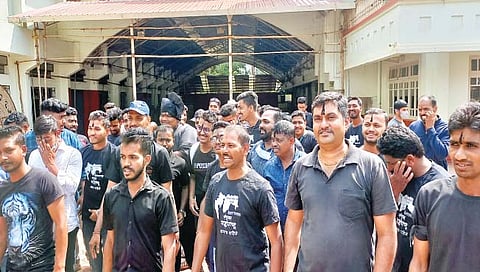 बेळगाव : पोलिसांचे अडथळे पार करत मराठा मंदिर सभागृहात दाखल झालेली युवा शक्ती.