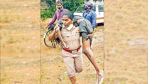 महिला पोलिस अधिकाऱ्याने बेशुद्ध युवकास खांद्यावरून उचलून नेऊन वाचवला जीव