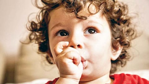 मुले अंगठा का चोखतात, सवय कशी सोडवाल?