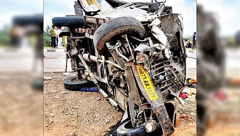 सोलापूर : टायर फुटून अपघातात 5 मृत्यू