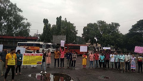 ST Strike Kolhapur : कोल्हापुरात एसटी कर्मचाऱ्यांकडून राज्य सरकारच्या घोषणेचा निषेध