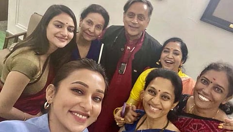 शशी थरूर यांचा माफीनामा : महिला खासदारांसोबत सेल्फी अंगलट