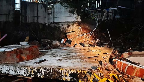 ठाणे : गुरुद्वाराची २० फुटाची भिंत कोसळली