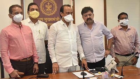 पुणे म्हाडाच्या घरांसाठी ऑनलाईन अर्ज स्वीकृतीचा शुभारंभ प्रसंगी उपमुख्यमंत्री अजित पवार सोबत गृहनिर्माण मंत्री जितेंद्र आव्हाड, गृहनिर्माण विभागाचे प्रधान सचिव मिलिंद म्हैसकर, पुणे म्हाडाचे मुख्याधिकारी नितीन माने आदी मान्यवर उपस्थित होते.