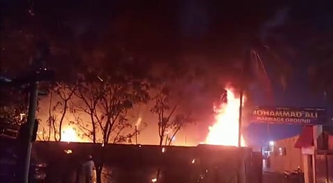 Bhiwandi fire : भिवंडीत लग्नाच्या हॉलला भीषण आग; २० ते २५ दुचाकी जळून खाक 
