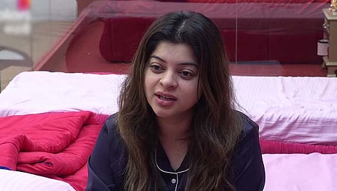 bigg boss मराठी : मीनल म्हणते, खूप फ्लिप मारतात त्या