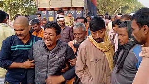 अपघातानंतर मृतांच्‍या नातेवाईकांनी केलेला आक्रोश हृदय हेलावून टाकणारा ठरला. 