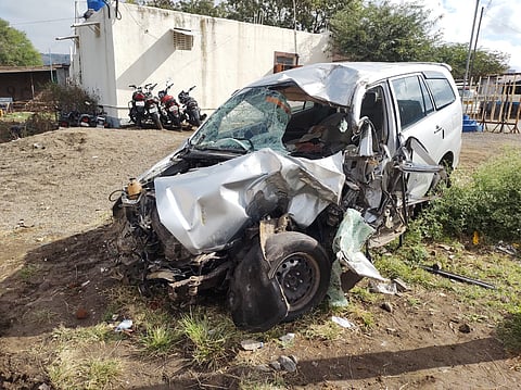 अपघात : पुणे- उसाच्या ट्रॉलीवर मोटार आदळली; एक ठार, तीन जखमी