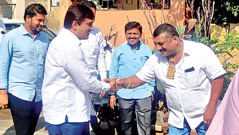 गडहिंग्लज ः जनता दलाच्या नगरसेविका क्रांती शिवणे यांचे पती आप्पा शिवणे यांची भेट घेताना धनंजय महाडिक.