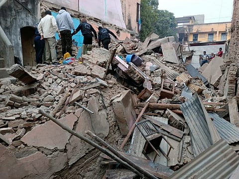 जळगावात दोन मजली इमारत कोसळली; जीवितहानी नाही 