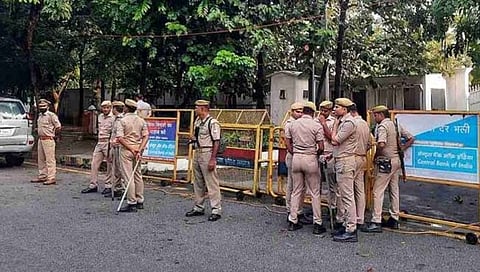 कैद्‍यांनी घातलेल्‍या धुमाकूळानंतर फारुखाबाद कारागृहाबाहेर पोलिस बंदोबस्‍त तैनात करण्‍यात आला आहे. 