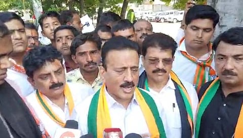 गिरीश महाजन यांनी सरकारवर टीकेची झोड उठवली आहे. 