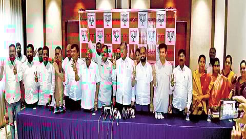 कोल्हापूर : विधान परिषद निवडणुकीच्या पार्श्वभूमीवर भारतीय जनता पक्षाच्या पदाधिकार्‍यांची बैठक झाली. या बैठकीस प्रदेशाध्यक्ष आ. चंद्रकांत पाटील, आ. प्रकाश आवाडे, सुरेश हाळवणकर, अमल महाडिक,  समरजितसिंह घाटगे, राहुल चिकोडे, महेश जाधव, प्रा. जयंत पाटील, राहुल आवाडे, इचलकरंजीच्या नगराध्यक्ष अलका स्वामी, जयसिंगपूरच्या नगराध्यक्ष डॉ. नीता माने, पन्हाळा नगराध्यक्ष रूपाली धडेल, हुपरीच्या नगराध्यक्ष जयश्री गाट आदी उपस्थित होते.(छाया : पप्पू अत्तार)