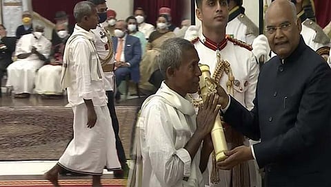 अनवाणी पायाने पद्मश्री स्विकारणारे संत्री विक्रेते हजाब्बा आहेत तरी कोण?