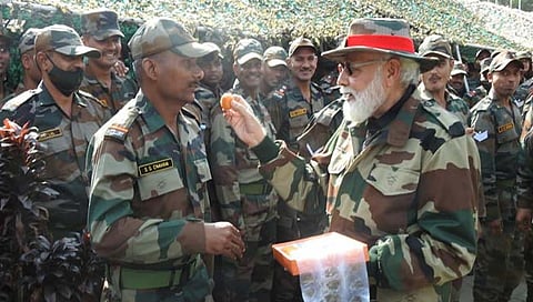 पंतप्रधान माेदींकडून मिठाई भरवून बनाळी येथील सुभेदार संतोष चव्हाणांना दिवाळी निमित्त शुभेच्छा