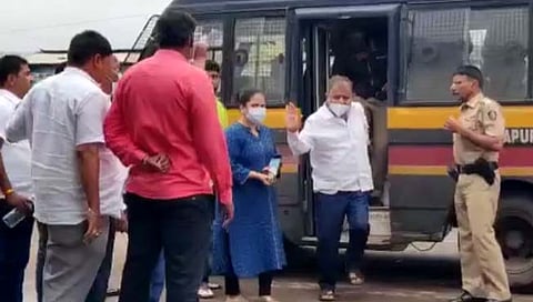 सातारा जिल्‍हा बँक निवडणूक : प्रभाकर घार्गे कोठडीतून थेट मतदान केंद्रावर !