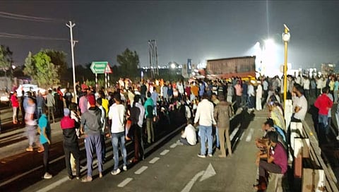 पुणे-नाशिक महामार्गावर नारायणगाव येथील बायपासला खोडद चौकात संतप्त नागरिकांनी केलेल्या रास्ता रोको. इनसेट : कल्पना भोर. (छाया : संजय थोरवे)