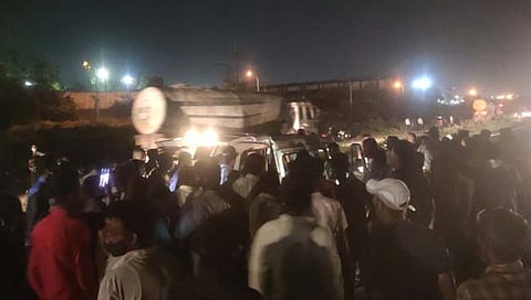 कुरकुंभ एमआयडीसी हद्दीतील अपघाताच्या घटनास्थळी जमलेली गर्दी.