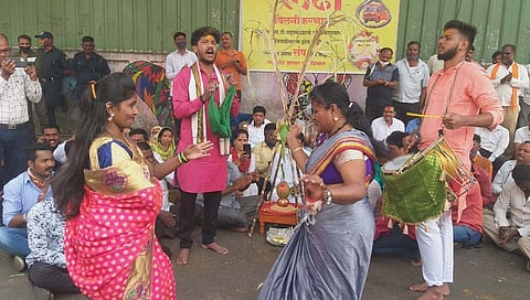 Pune ST Bus Strike : शासनाने एसटी स्थानकात सवत आणल्याने एसटी कर्मचाऱ्यांचा जागरण गोंधळ