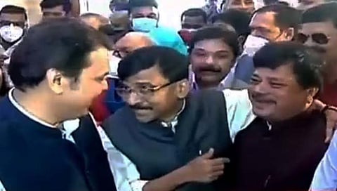 संजय राऊत-देवेंद्र फडणवीसांची नाशिकच्या कार्यक्रमात गळाभेट!