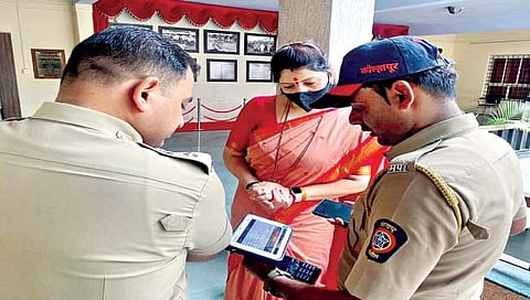 कोल्हापूर : कोल्हापूर पोलिसांकडून महिला सुरक्षिततेबाबतच्या करण्यात आलेल्या उपाययोजनांची माहिती रूपाली चाकणकर यांना देताना पोलिस अधीक्षक शैलेश बलकवडे. (छाया : पप्पू अत्तार)