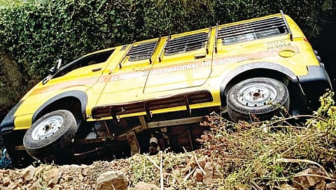 सांगली : स्कूलबस ओढ्यात कोसळली, ११ विद्यार्थी जखमी