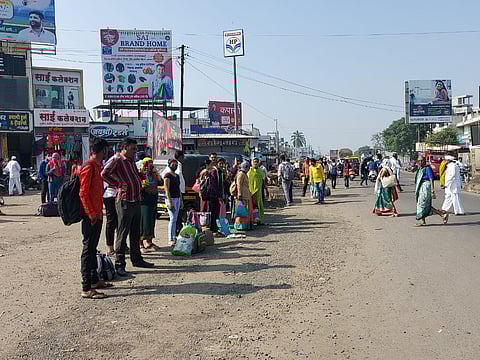 आळेफाटा बस्थानकात खासगी वाहन उभे करून प्रवाशी भरले जात आहे