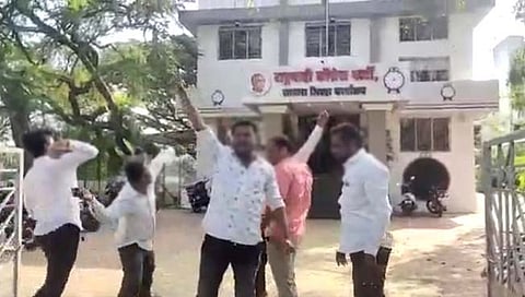 सातारा डीसीसीचे रणकंदन; ‘आ. शशिकांत शिंदे यांचा विजय असो’ म्हणत राष्ट्रवादी कार्यालयावर दगडफेक (Video)