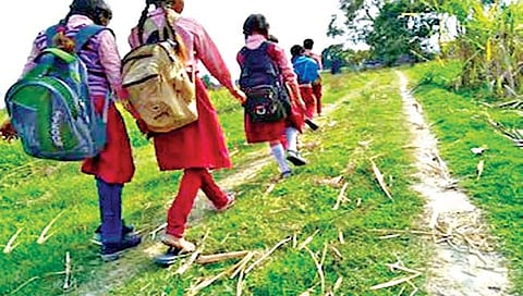 एसटी संप : विद्यार्थ्यांची शिक्षणासाठी पायपीट..!