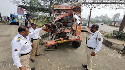 मुंबई-नाशिक महामार्गावर कोंबड्यांच्या टेम्पोचा अपघात;  दोन तरुण जागीच ठार
