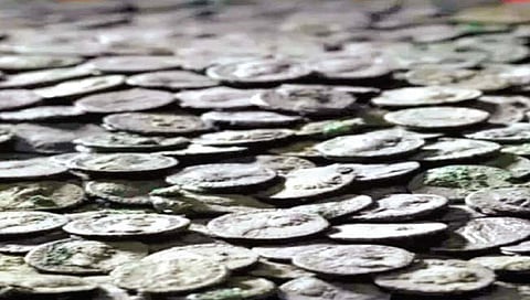 नदीत सापडली 1800 वर्षांपूर्वीची चांदीची नाणी