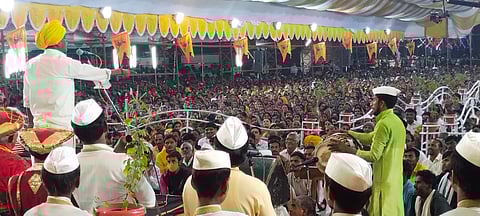 महाराष्ट्रातून वृद्धाश्रमे हद्दपार झाली पाहिजेत : किर्तनकार इंदोरीकर महाराज