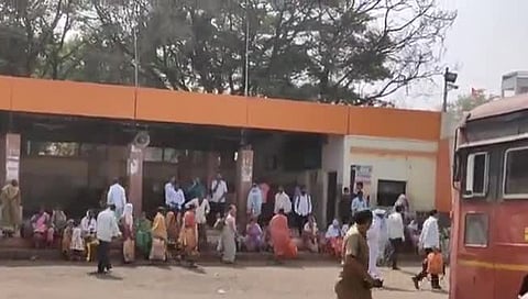 धुळे : एसटीसमोर आंदोलन करणाऱ्या आत्महत्याग्रस्त कर्मचाऱ्याच्या पत्नीसह १४ जणांविरोधात गुन्हा