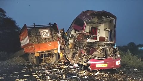 बार्शी-कुर्डुवाडी रोडवर ट्रॅक्टर-खासगी बसचा भीषण अपघात; २ ठार, १२ जखमी