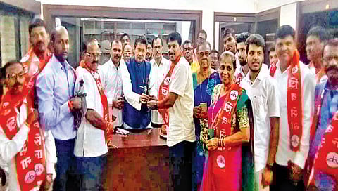 सावंतवाडी : ZP च्या माजी सदस्य आनंदी परब सहकुटुंब शिवबंधनात