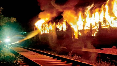 कोल्हापूर : येथील रेल्वे स्थानकात रविवारी रात्री अकरा वाजता डब्याला आग लागून मोठे नुकसान झाले. 