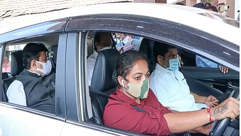 सिंधुदुर्ग : ‘या’ महिला पोलीसाने केले तीन मंत्र्यांच्या गाडीचे सारथ्य