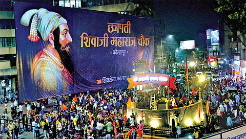 कोल्हापूर : शिवरायांचे पोस्टर झळकावून कर्नाटकचा निषेध (video)