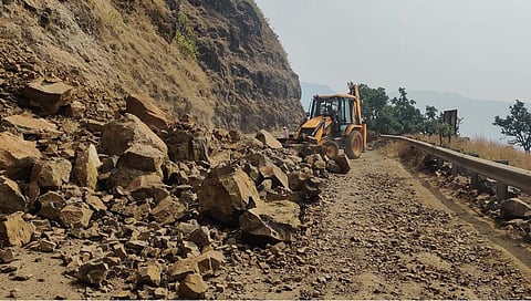 Landslide Anuskura Ghat : अणुस्कूरा घाटात दरड कोसळली, चार तासानंतर वाहतूक पूर्ववत